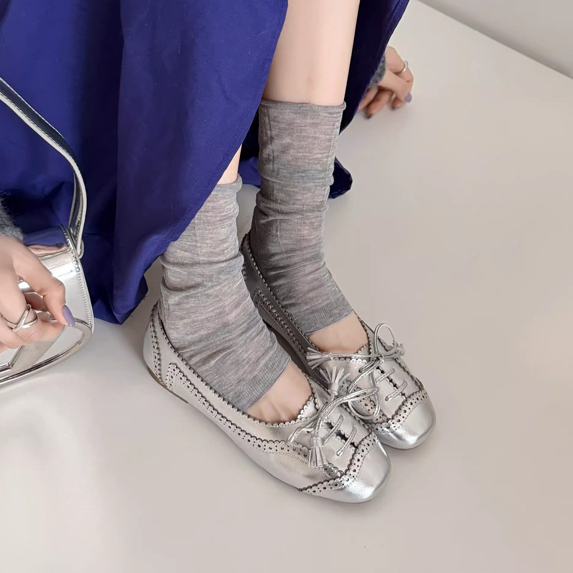 低跟芭蕾舞鞋蝴蝶结银色瓢鞋奶奶鞋真皮单鞋女粗跟圆头雕花平底鞋