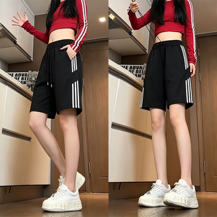 休闲裤子女款2026新款夏季薄款五分裤潮流百搭三条杆条纹运动短裤