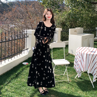 金丝绒蝴蝶印花黑色连衣裙女2026年春秋季新款法式高级感长袖裙子
