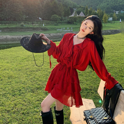 实拍西北旅游穿搭上镜显白红色荷叶边套装裙V系带V领上衣半裙