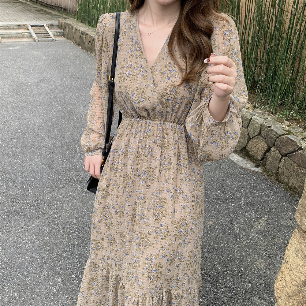 大码女装韩国2025早秋新款法式v领别致长袖高腰碎花荷叶边连衣裙