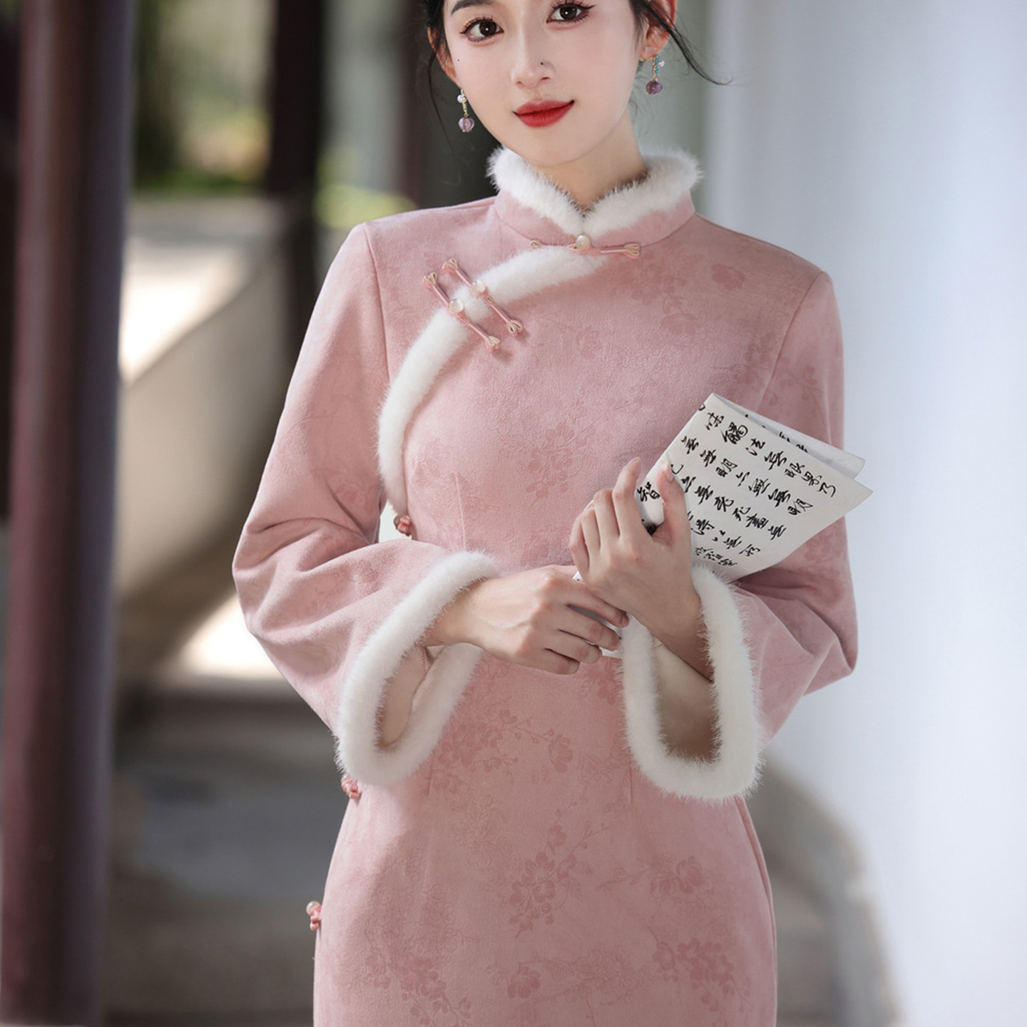 新中式复古改良版旗袍粉色麂皮绒2025冬新款加厚淑女大毛领少女款