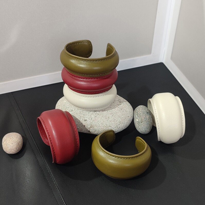 夸张软气垫C字开口皮手镯 时尚简约皮质开口手环女个性潮流饰品配