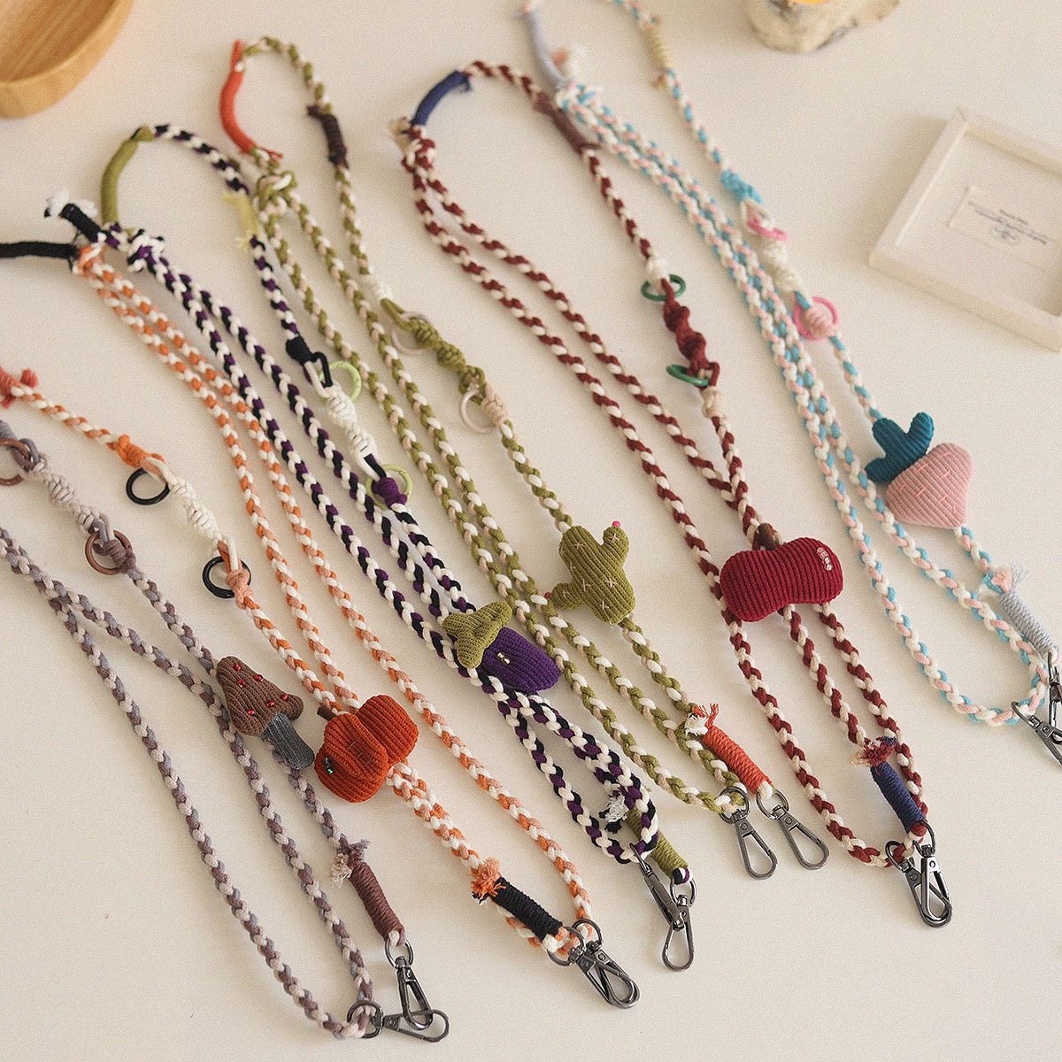 2026春季新款原创可爱水果森系撞色可调节斜挎背带多功能手机链子