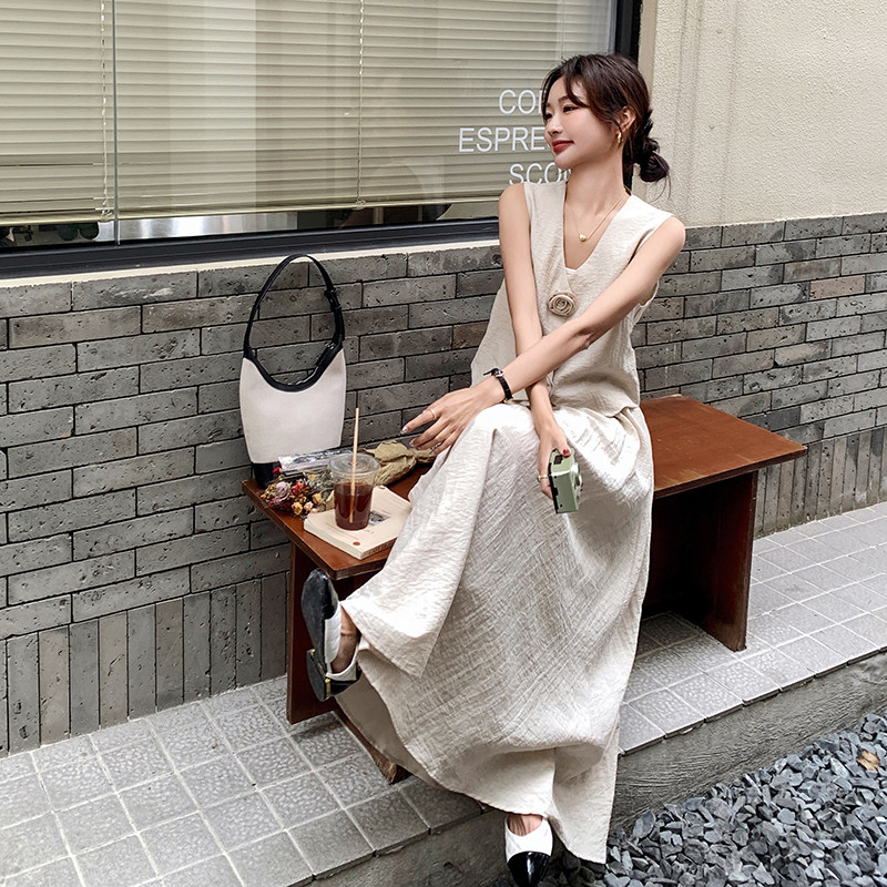 2024夏季气质国风V领立体花朵排扣背心上衣高腰系带半身裙套装,女装套装/套裙,2C196