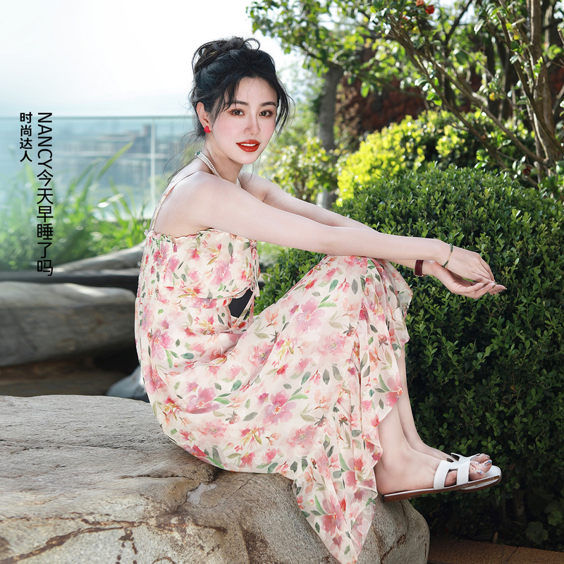 伊芙丽2024新款别致设计感荷叶边度假风优雅碎花吊带连衣裙