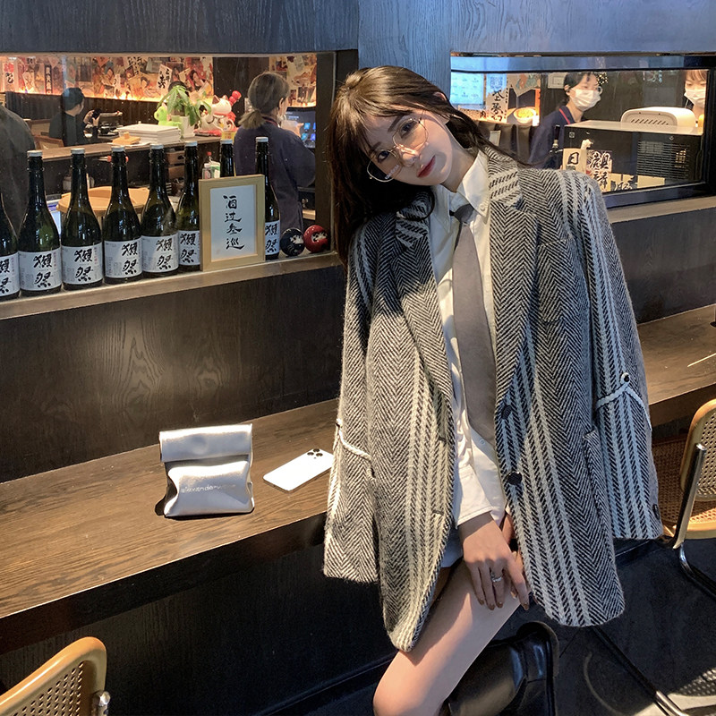 灰色条纹毛呢西装外套