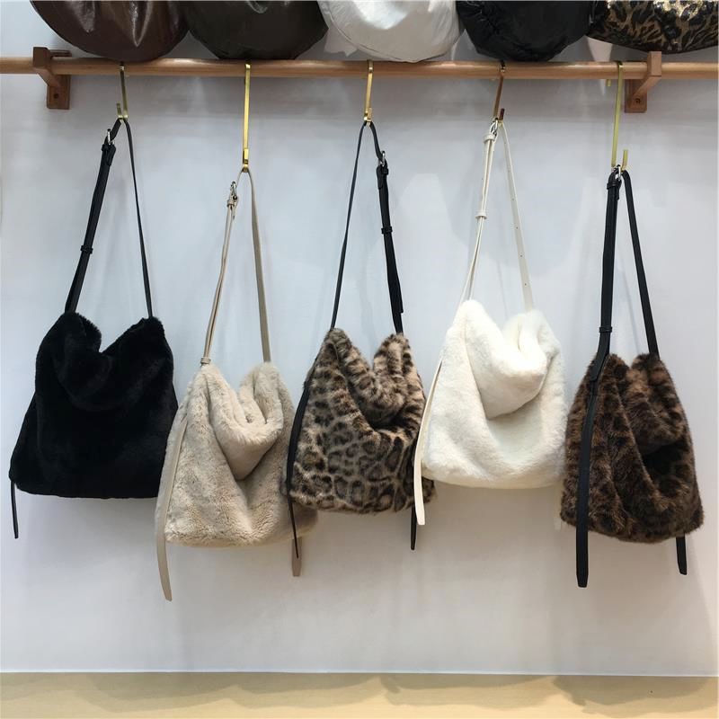 小脏柜 小众韩系冬季新款时尚毛绒绒包包复古豹纹单肩斜挎水桶包