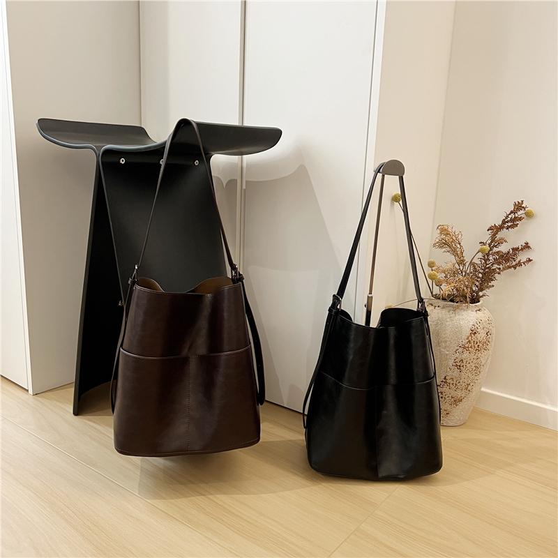 小脏柜 小众高级感软皮休闲百搭通勤大容量极简风单肩斜挎水桶包