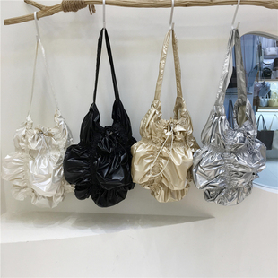 单肩托特包镭射亮面辣妹包包 高品质甜酷褶皱时尚 小脏柜 2023新款