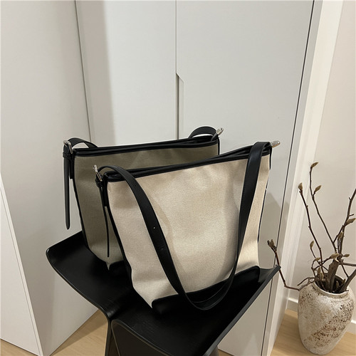 小脏柜 帆布水桶包小众撞色黑白拼接大容量斜挎包韩系简约托特包