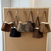 小脏柜 韩版 小众ins手提腋下包羊羔毛拼接绒布单肩斜挎水桶托特包