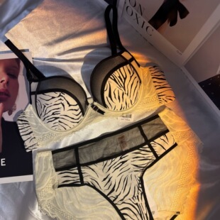 80A爱亦心伊微醺女人法式情调性感下厚上薄聚拢女士文胸套装