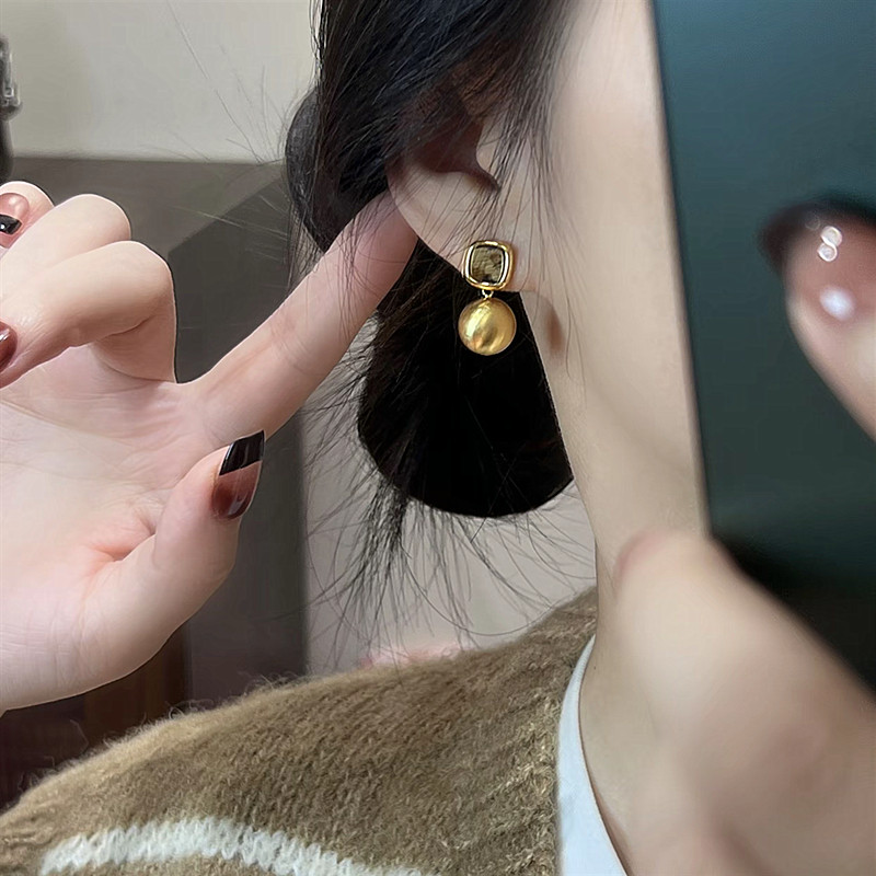 金色质感磨砂拉丝圆球豹纹耳环