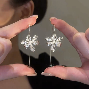 银色金属鸢尾花耳环2024新款复古简约耳勾小众设计古风耳饰轻奢女