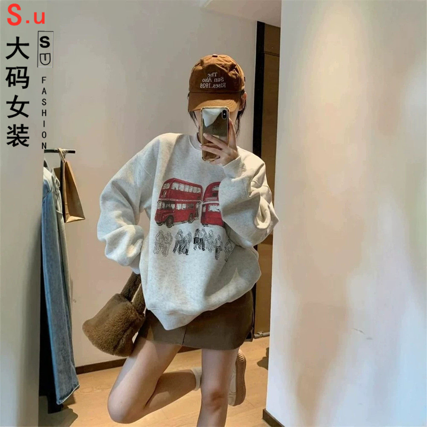 大码重磅美式巴士人物印花圆领卫衣女宽松显瘦秋冬长袖无帽上衣潮