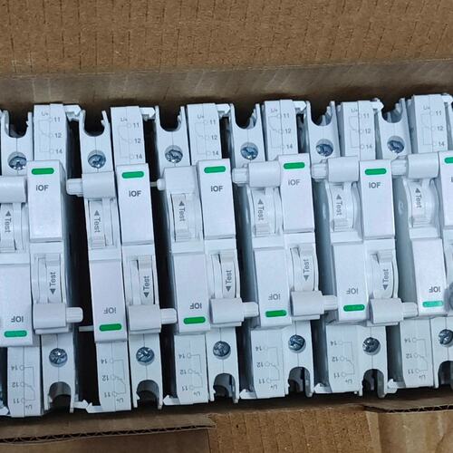 议价施耐德iOF辅助触头，A9A26934，全新正品，工程剩余,维修