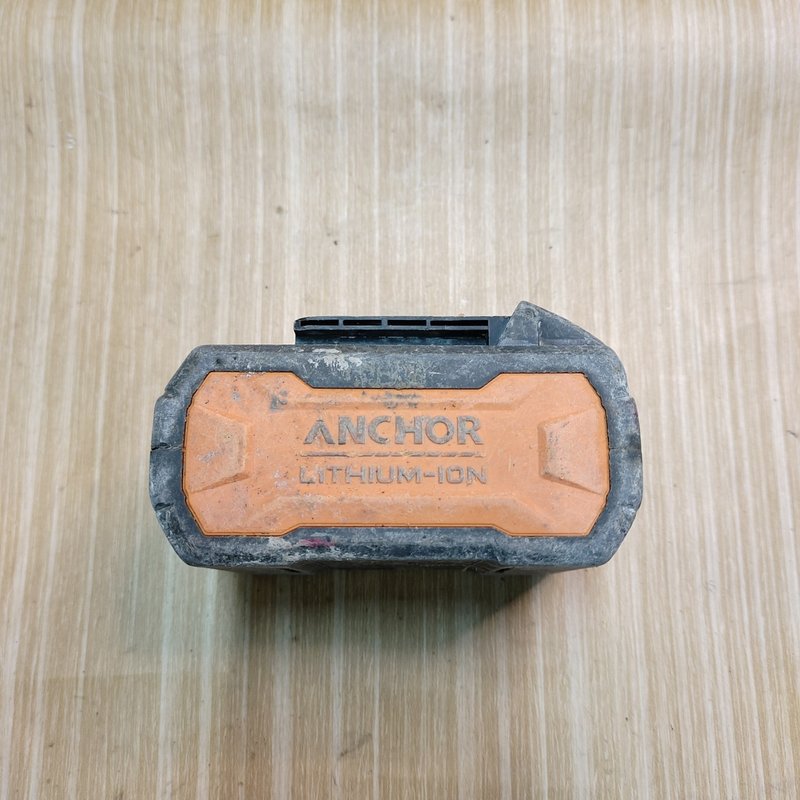 铁锚20V锂电池,4.0Ah容量,原装正品。外观有使用痕迹,