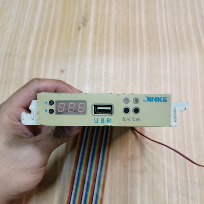 议价仿真软驱，USB接口，带彩色数据线。外观成色如图，有轻维修