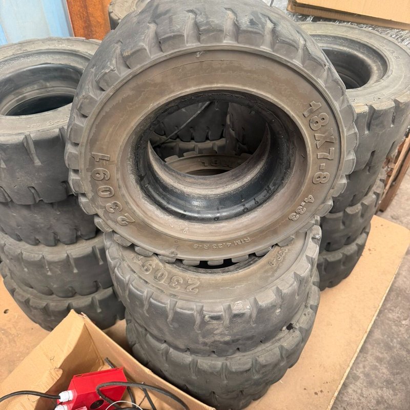 二手叉车实心胎18x7-8，成色看图。适合叉车、工程车用。支
