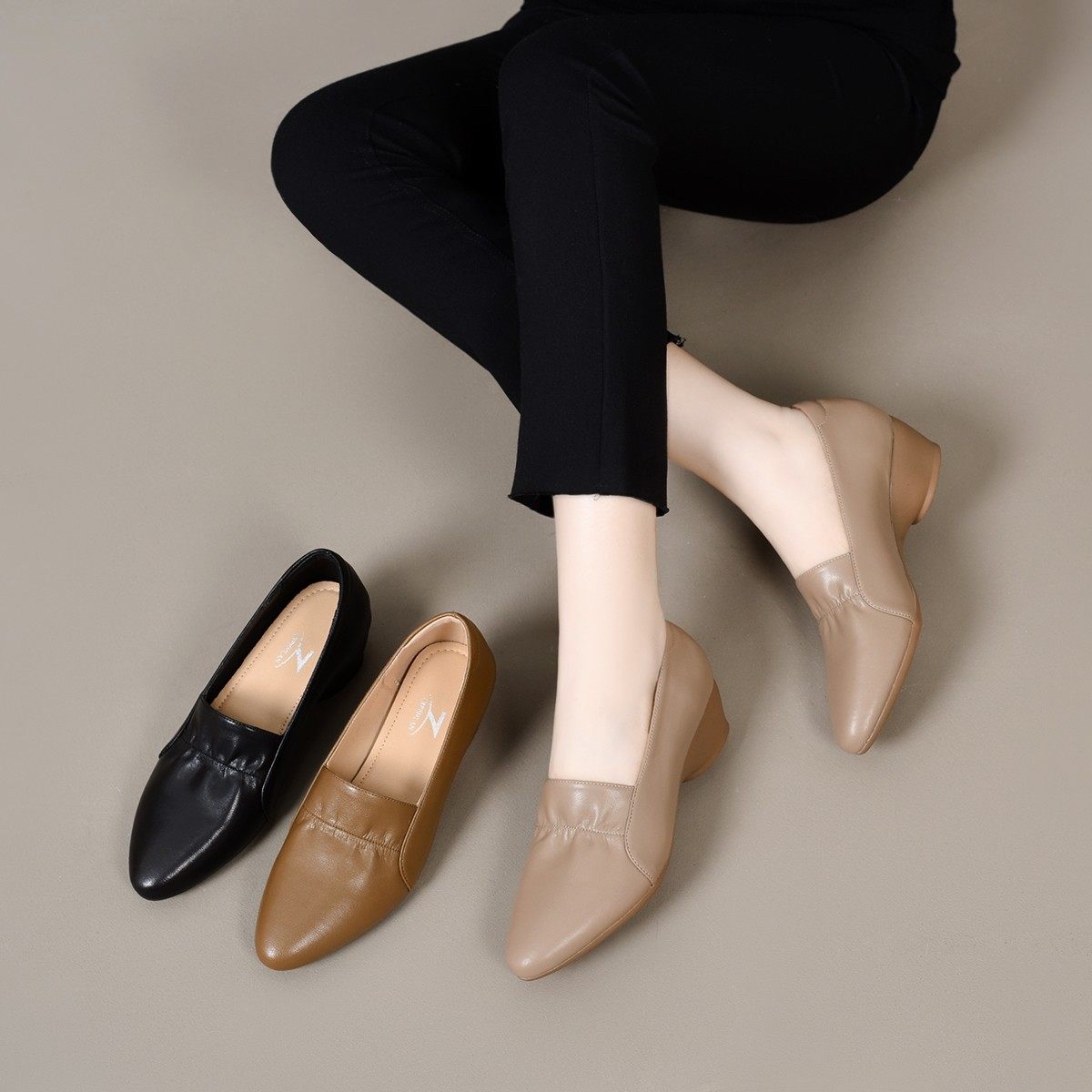 通勤风尖头粗跟浅口单鞋2026春季新款女一脚蹬百搭小皮鞋女鞋