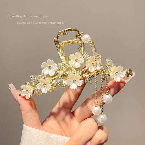 气质花朵珍珠流苏鲨鱼夹发夹