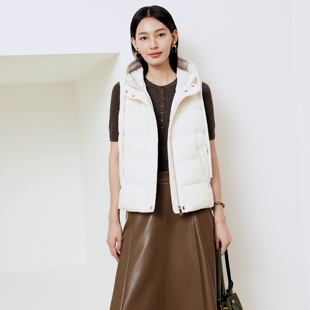 firststation时尚连帽珠片装饰保暖短款羽绒马甲女25冬新款Y026A