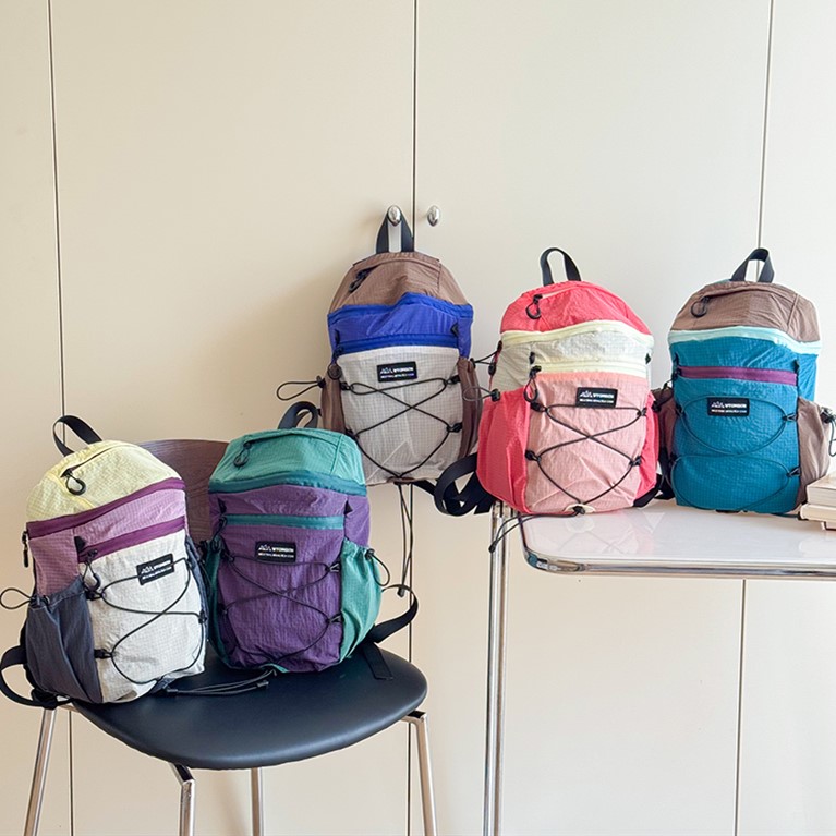 儿童户外背包男孩外出拼色旅游轻便登山春游双肩包女孩幼儿园书包