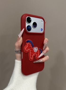 编织刺绣新年红色小马ins15适用17pro苹果17ProMax手机壳iPhone14全包新款16Promax保护套13软荔枝纹12创意11