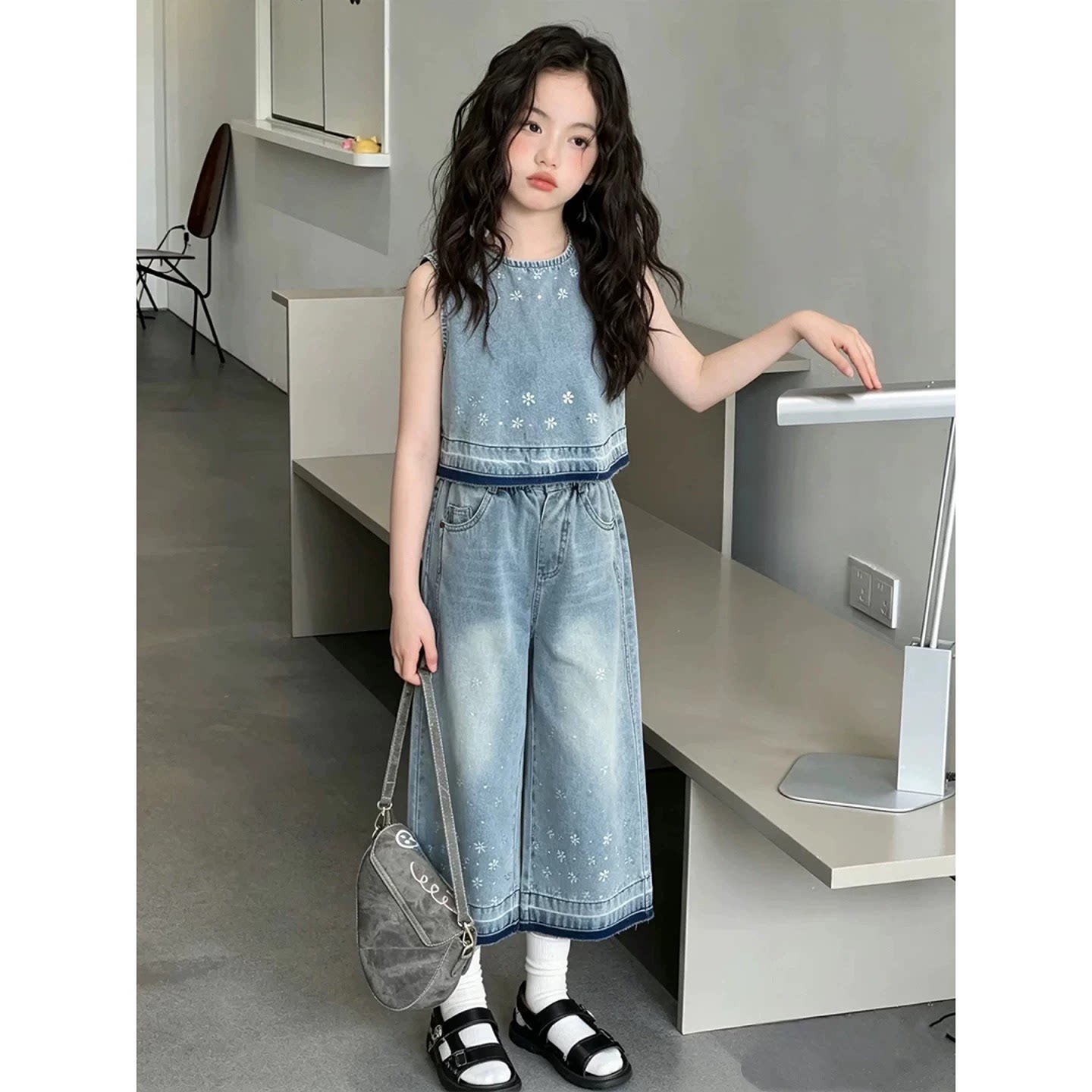 女童夏季牛仔套装碎花刺绣无袖背心阔腿牛仔裤两件套中大童夏装潮