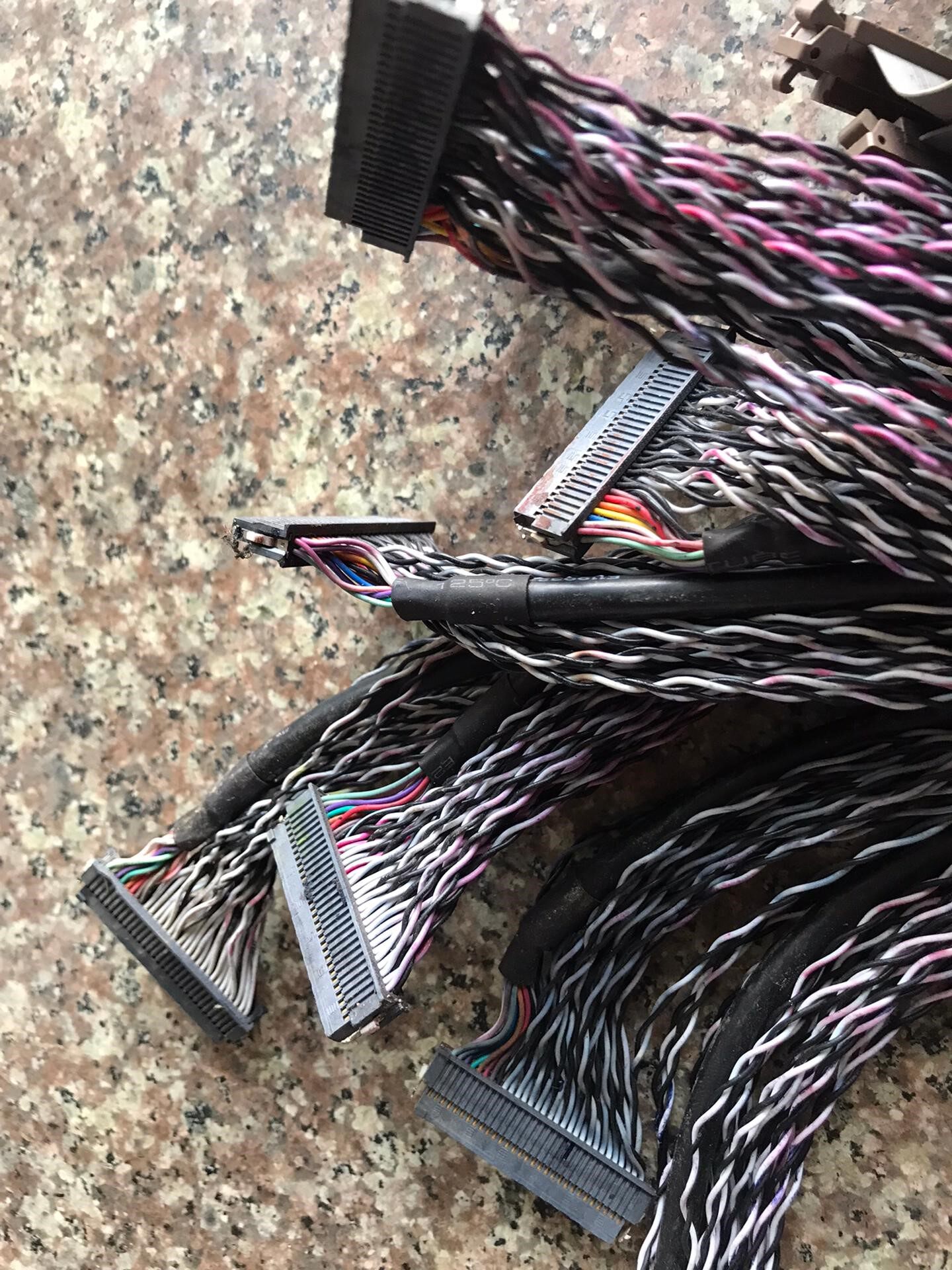 잉크젯 프린터의 노즐 데이터 케이블 분해 상태는 사진과 같습니다. 순전히 부품 분해 상태입니다