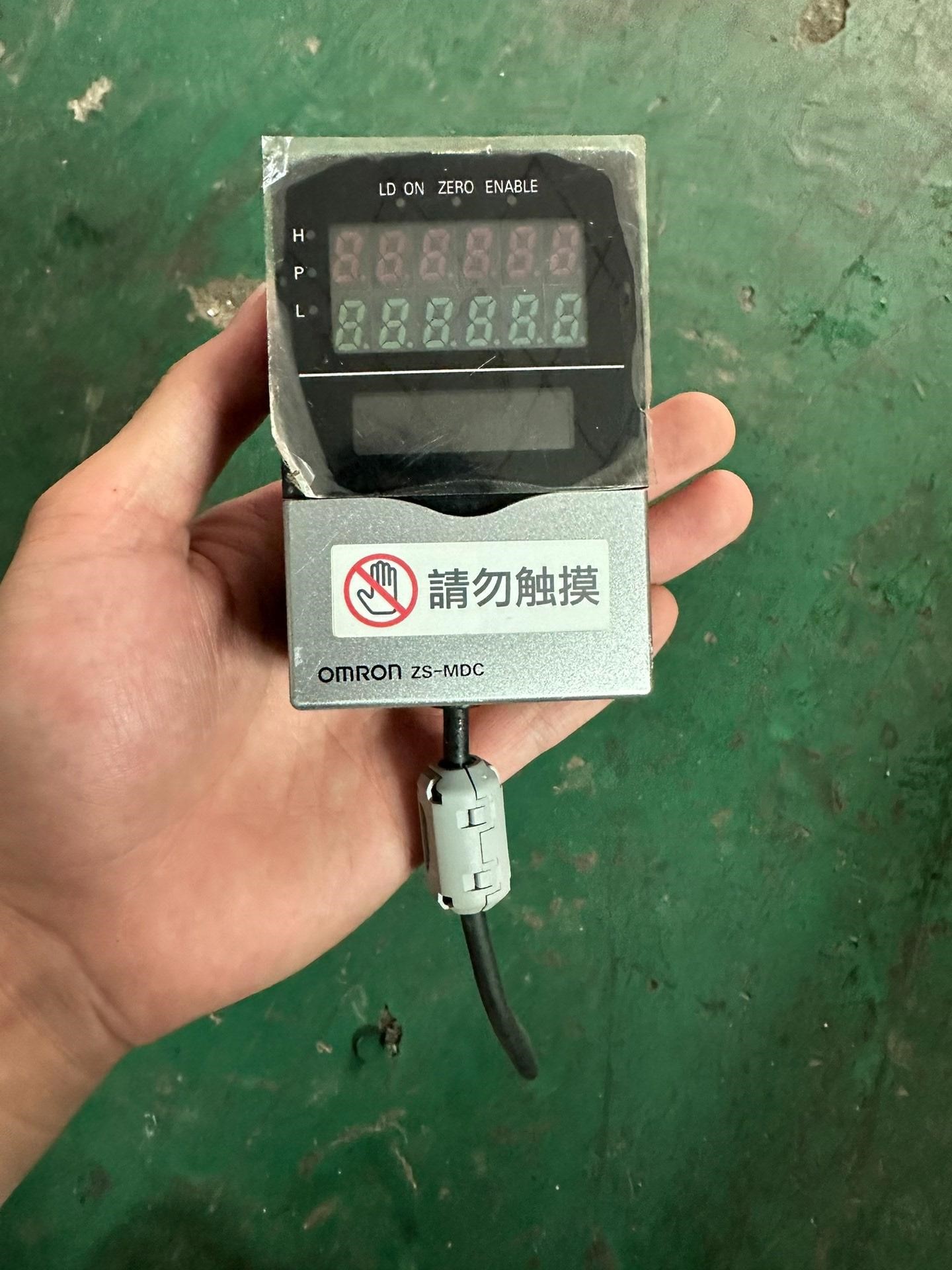 Omron 高精度激光位移传感器ZS-MDC11