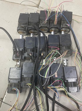 二手VEXTA东方马达型号AXHM015K-15，马达是8条