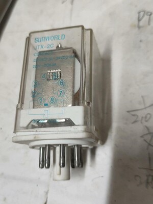 出闲置中间继电器JTX-2C  一只。线圈交流电压220Ⅴ。