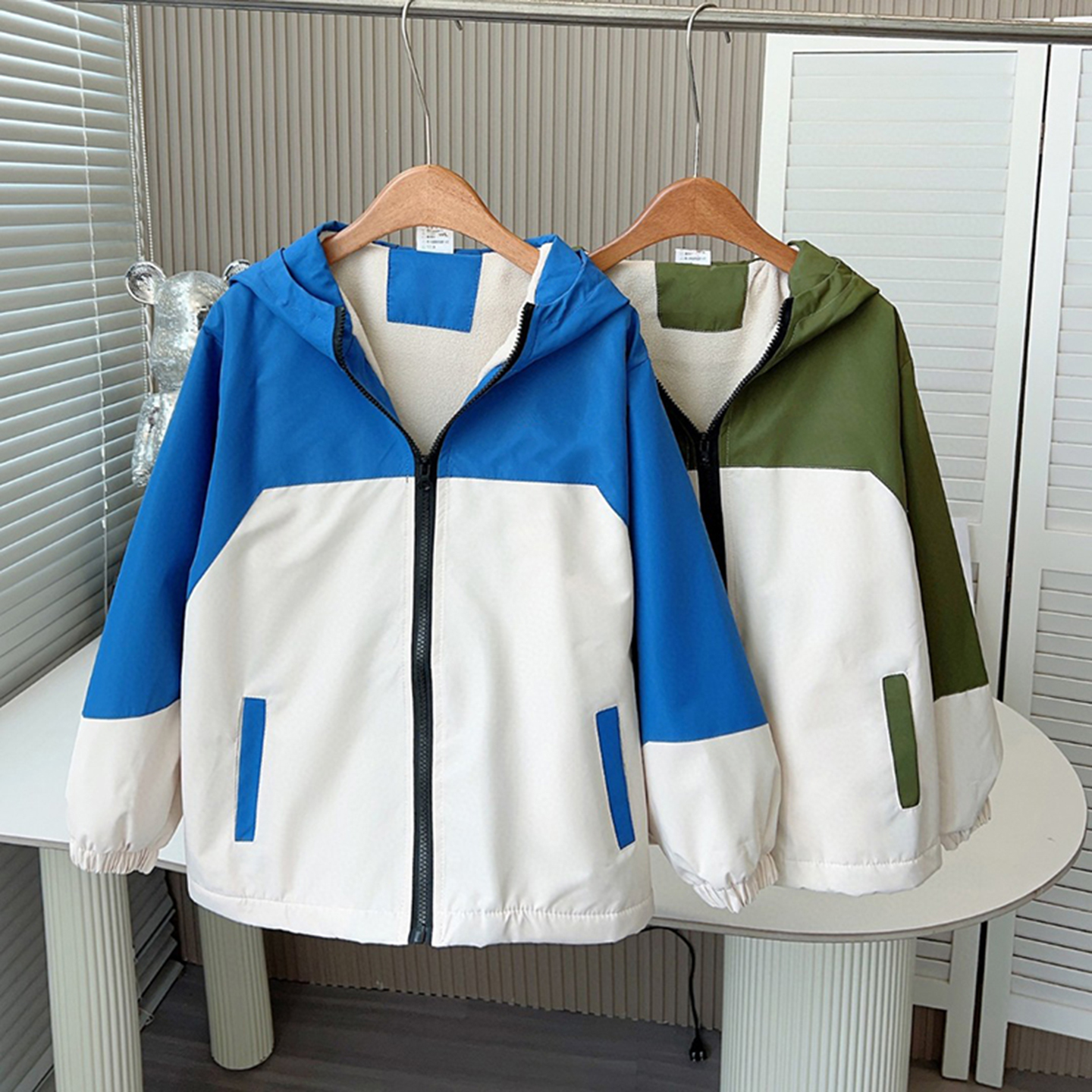 儿童加绒冲锋衣冬季中大童F款logo印花连帽拉链休闲拼色冲锋外套