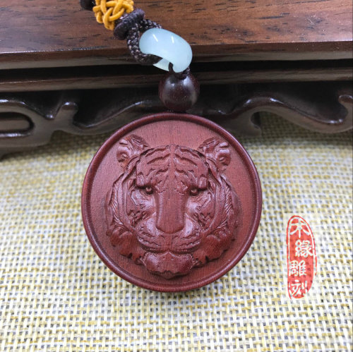 非洲小叶紫檀虎牌 科檀闭嘴老虎头吊坠项链 红木闭嘴老虎挂件