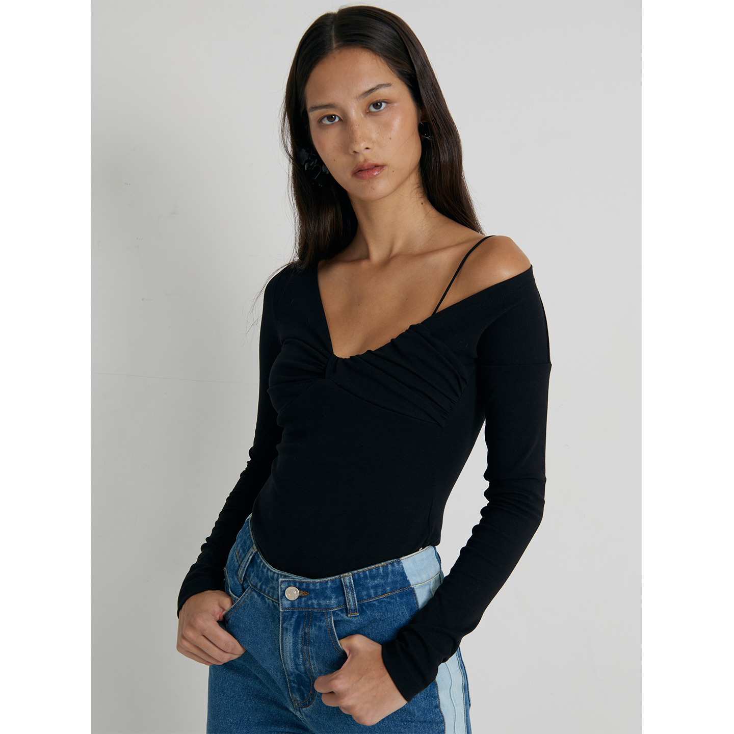 黑色胸前褶皱不对称斜肩修身上衣