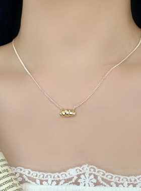 简约精致百搭撞色牛角包吊坠项链