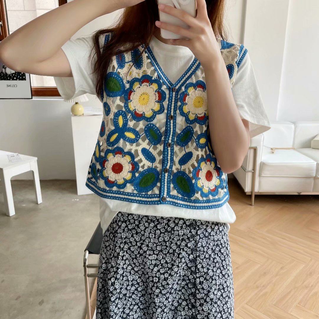 UR 2025春夏新款镂空无袖绣花马甲背心上衣女短款针织V领撞色马夹