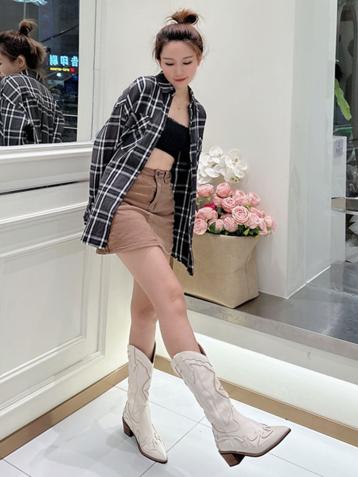 화이트  가죽 서부 카우보이 부츠 수 놓은 V 입 길이 긴 무심한 부츠 여성의 지적 발가락 두꺼운 중간 발 뒤꿈치 여성 부츠 여름