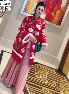 SCC小壁虎深圳壁虎服饰19新款红色刺绣唐装水貂毛袖口