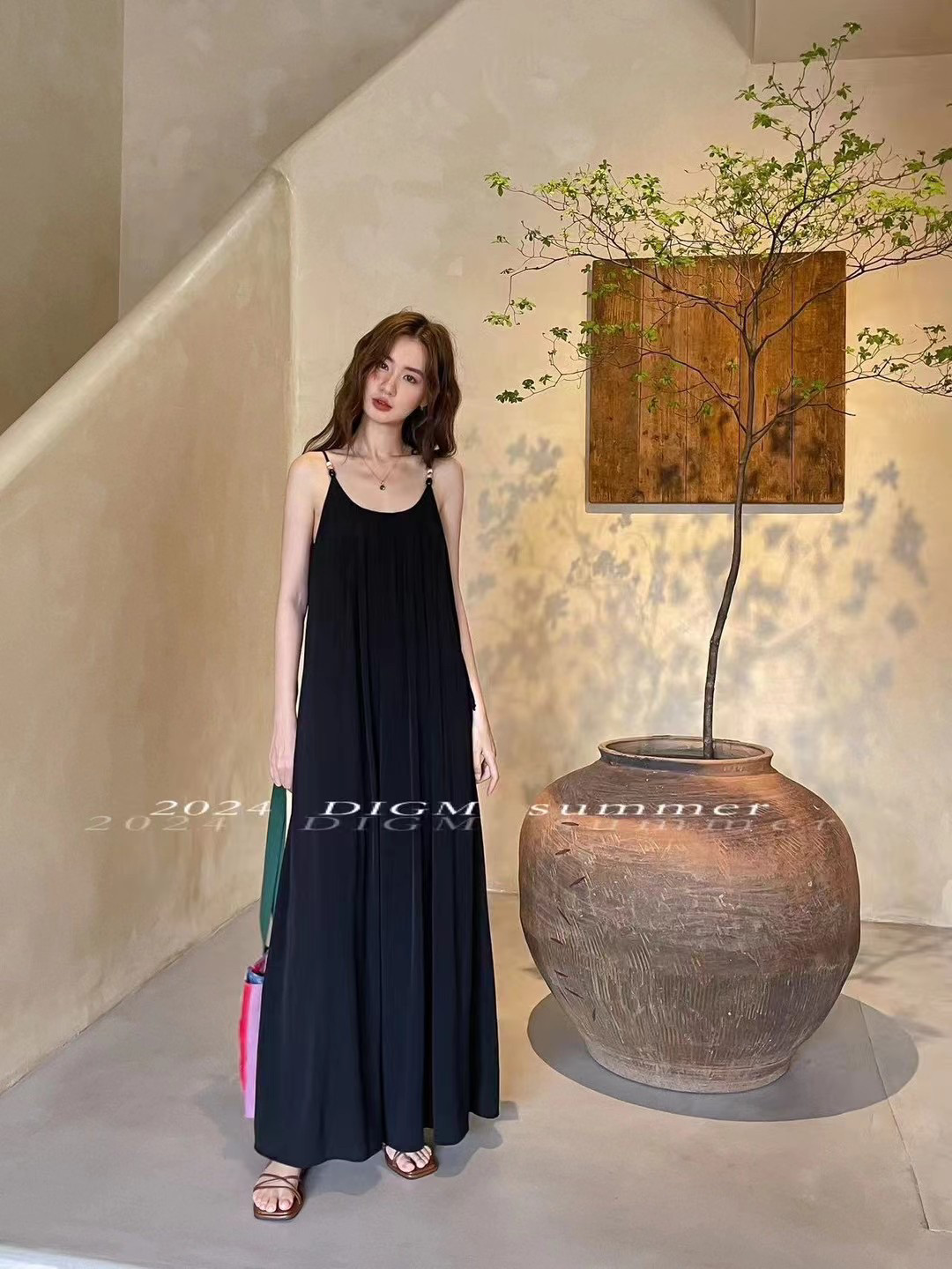 度假沙滩裙法式小众设计感大露背连衣裙女25夏季简约宽松吊带长裙