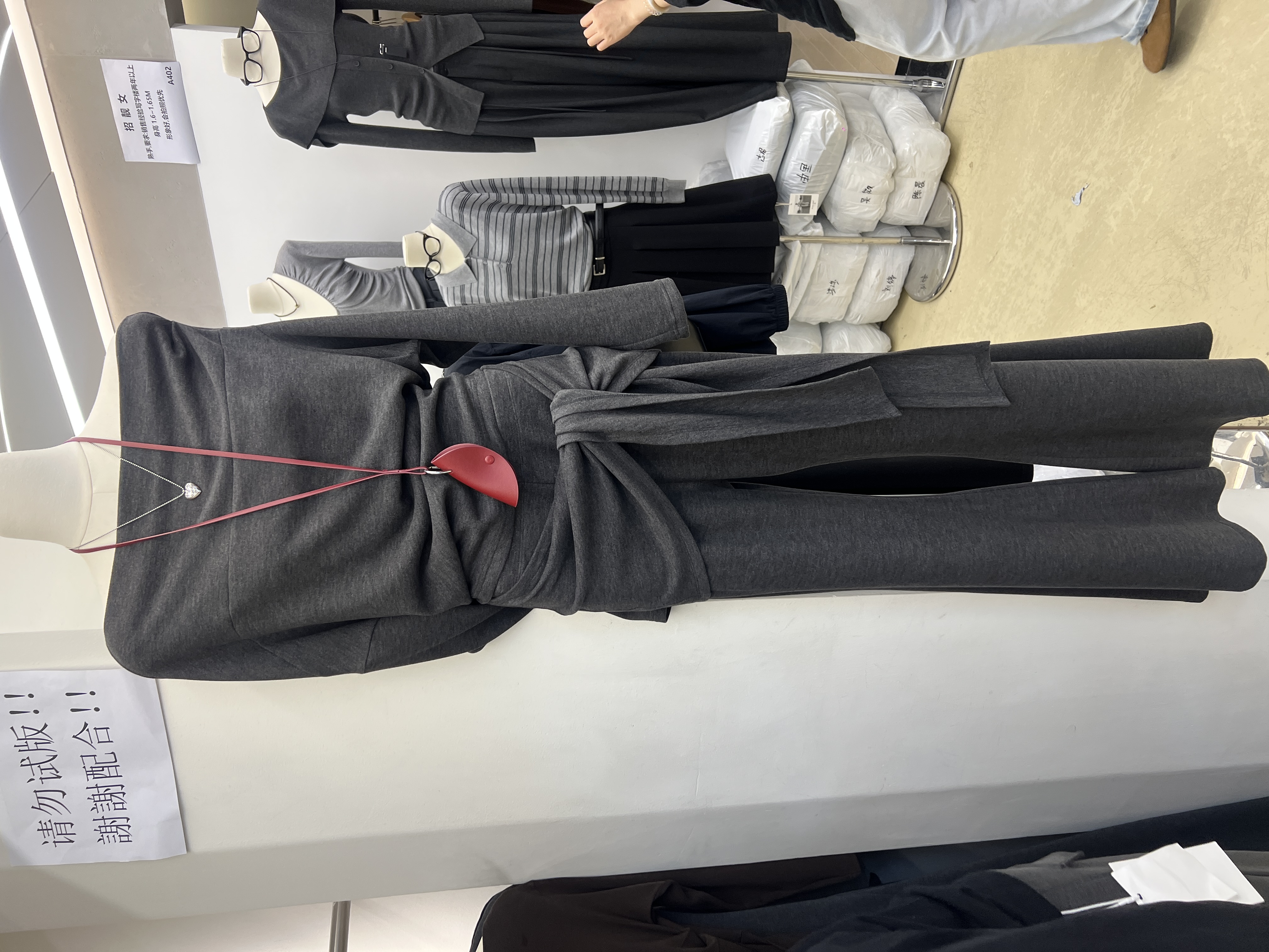 going25早秋新款套装女时尚斜肩一字肩设计上衣+显瘦高腰微喇裤