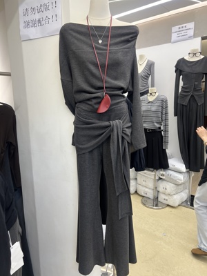 going26春秋新款套装女时尚斜肩一字肩设计上衣+显瘦高腰微喇裤