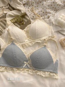 日系蕾丝内衣少女无钢圈显小胸薄款甜美上托防下垂舒适文胸罩套装