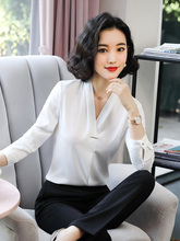 白衬衫女长袖上衣雪纺2022秋新款时尚气质工作服v领职业宽松衬衣