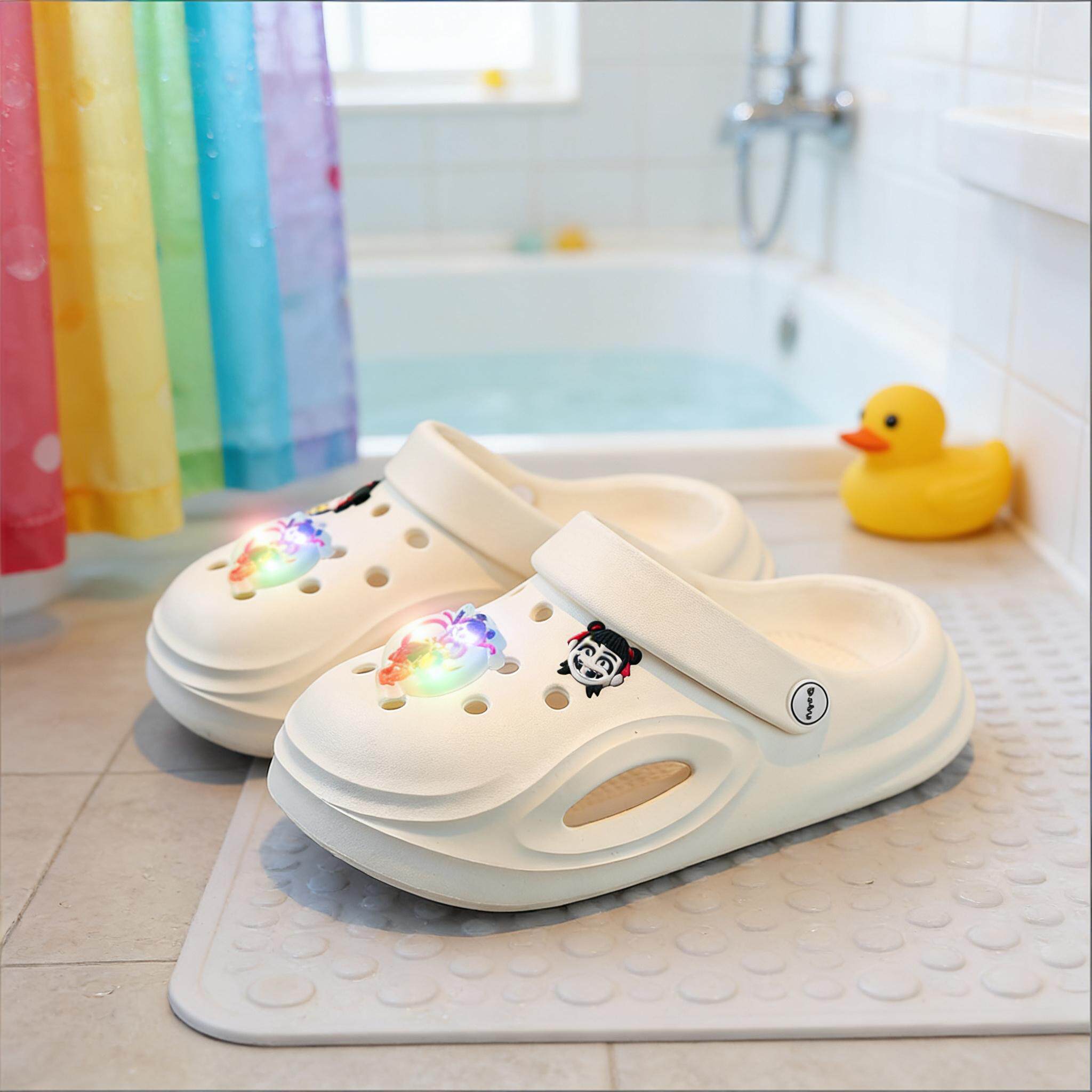 哪吒春夏儿童洞洞鞋女童宝宝软底防滑凉拖鞋居家外穿包头护脚童鞋