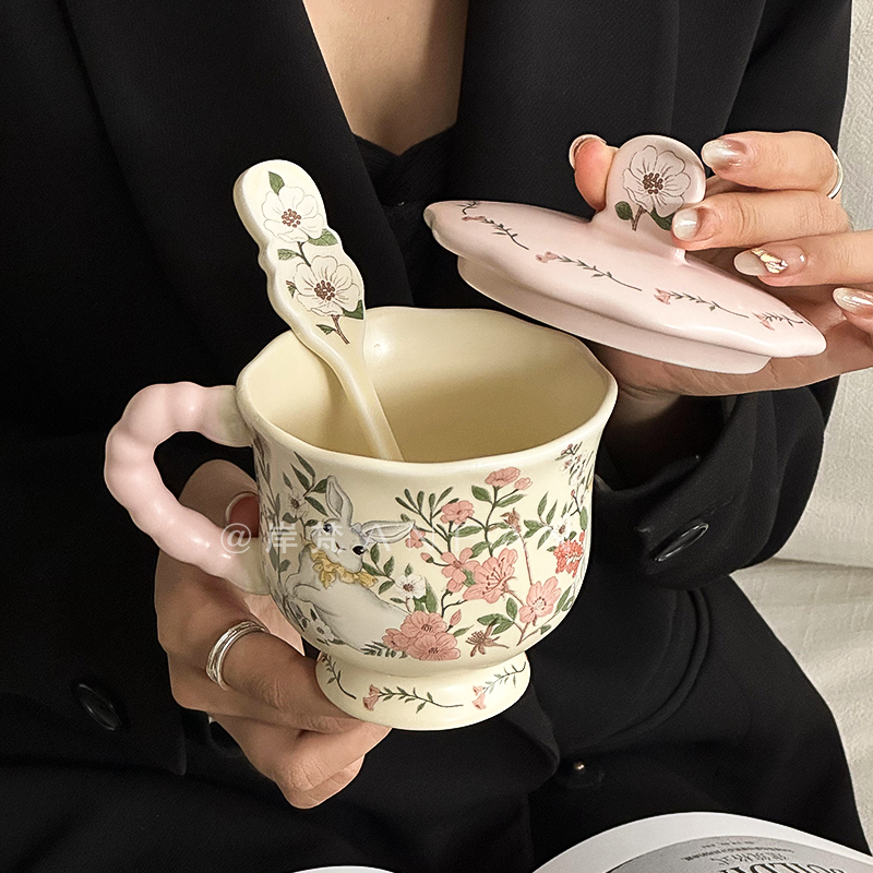 可爱设计感卡通花间兔马克杯大容量陶瓷杯子带盖勺精致喝水杯子