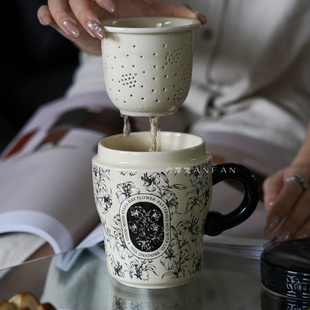 岸梵创意带盖带茶格茶水分离陶瓷杯家用高级感马克杯咖啡杯泡茶杯