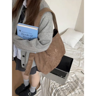 宽肩带复古麂皮磨砂面单肩托特包女松弛感刺绣腋下水桶手提斜挎包